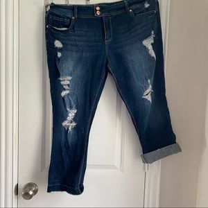 Vanity women’s distressed jean capris